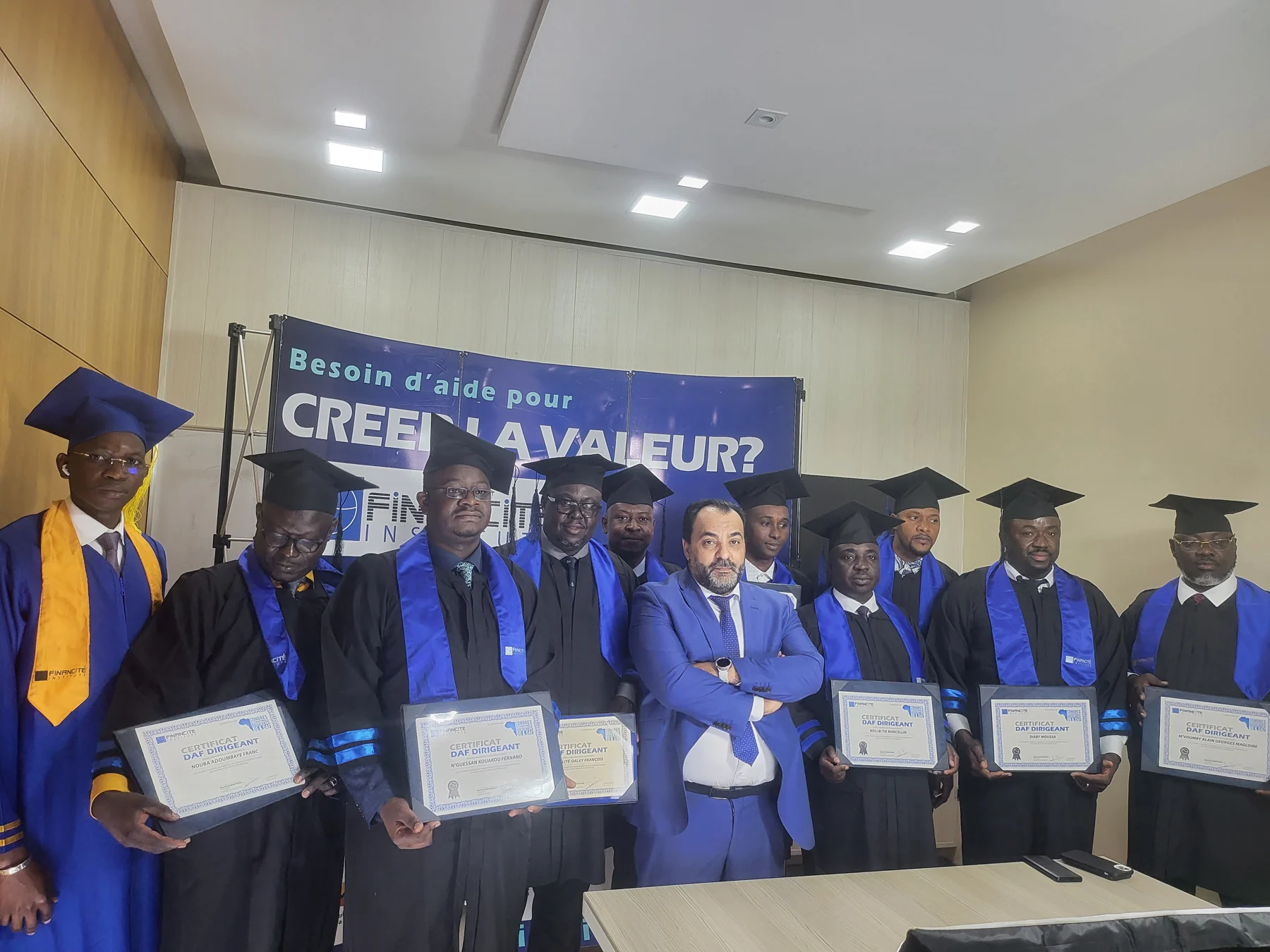 Une promotion de lauréats en toge, certificats en main