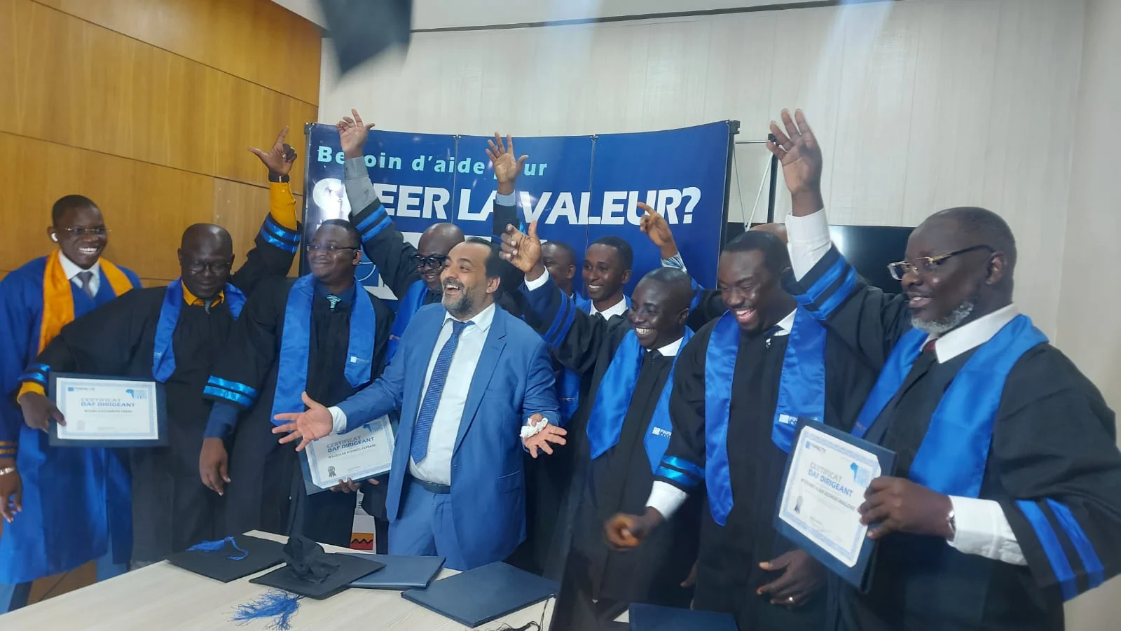 Rachid Elmaataoui remet un certificat à un lauréat